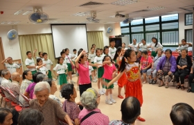 14-15下學期訓育組溪長者舍中心探訪活動 (55)_1024.JPG