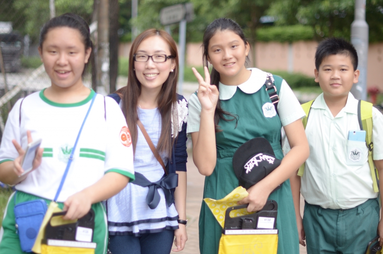 15-16上學期訓育組服務學習賣旗籌款慈善活動 (20).JPG