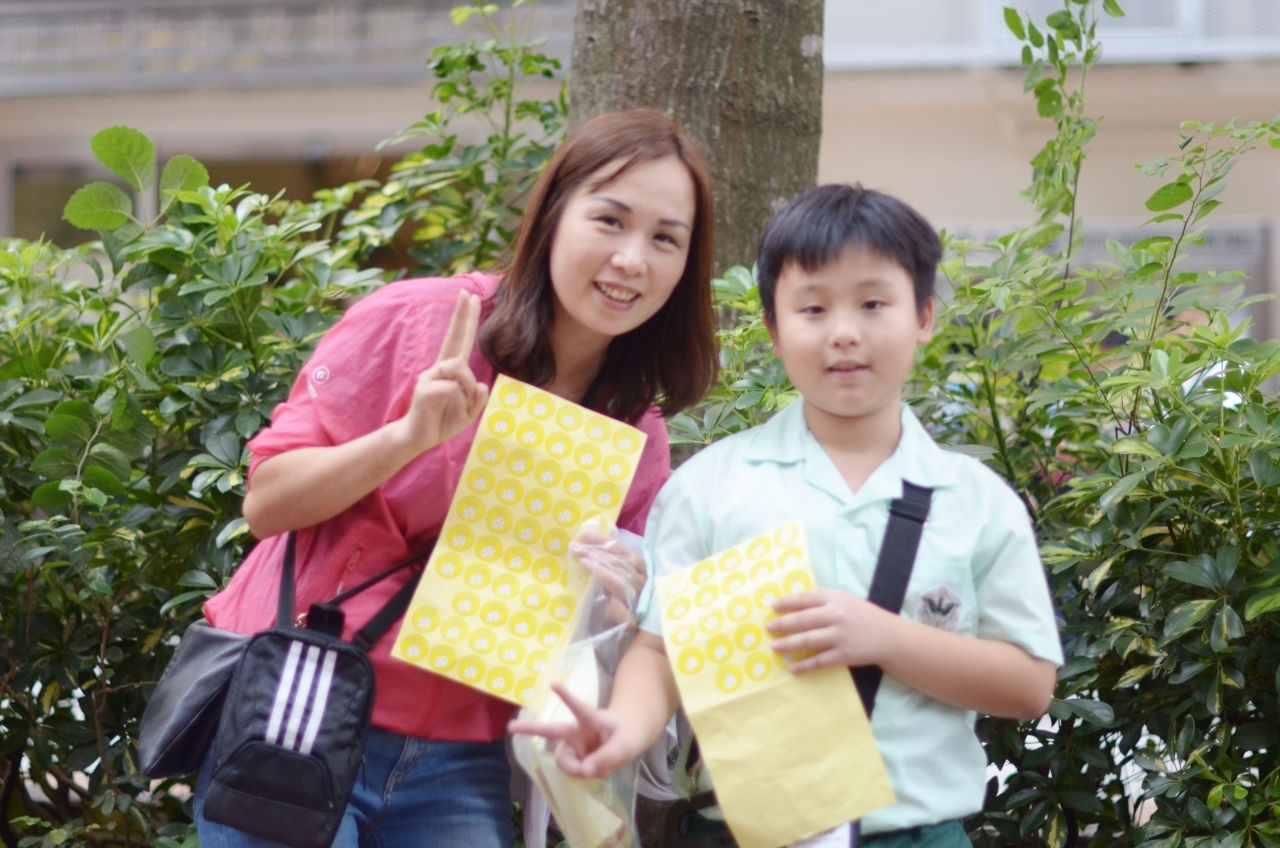 15-16上學期訓育組服務學習賣旗籌款慈善活動 (21).JPG