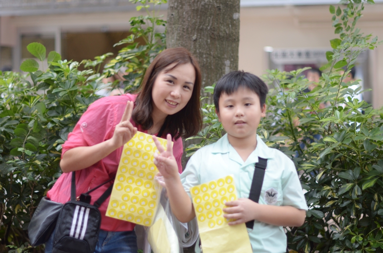 15-16上學期訓育組服務學習賣旗籌款慈善活動 (22).JPG