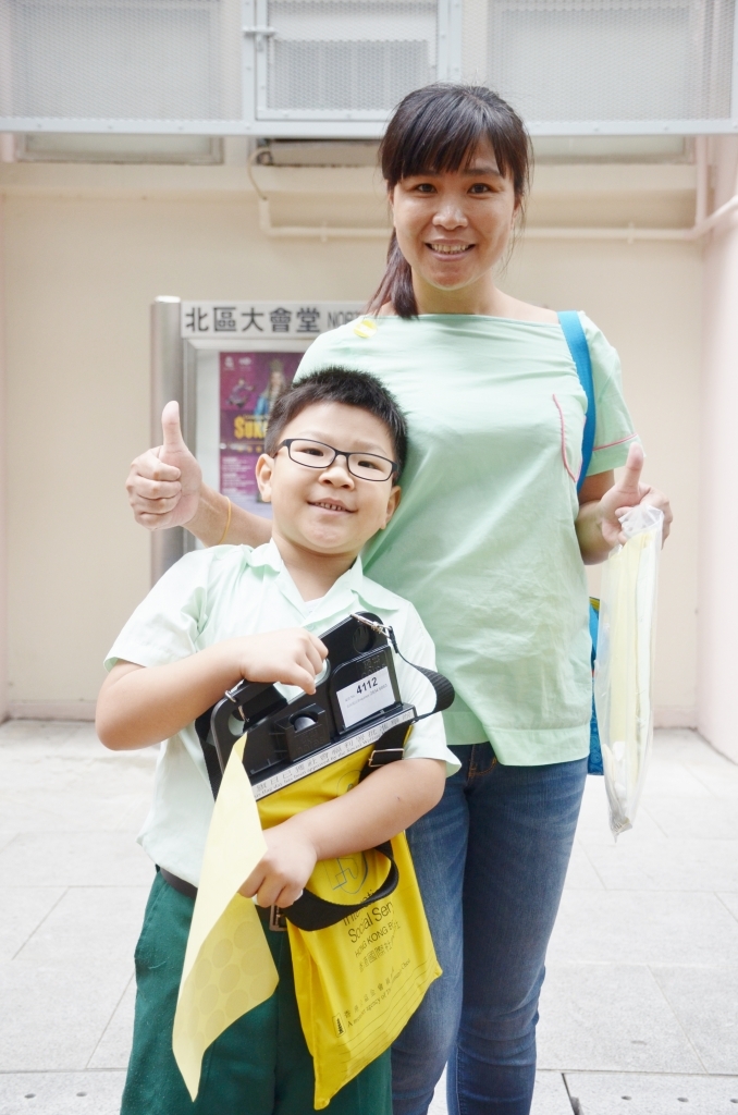 15-16上學期訓育組服務學習賣旗籌款慈善活動 (40).JPG