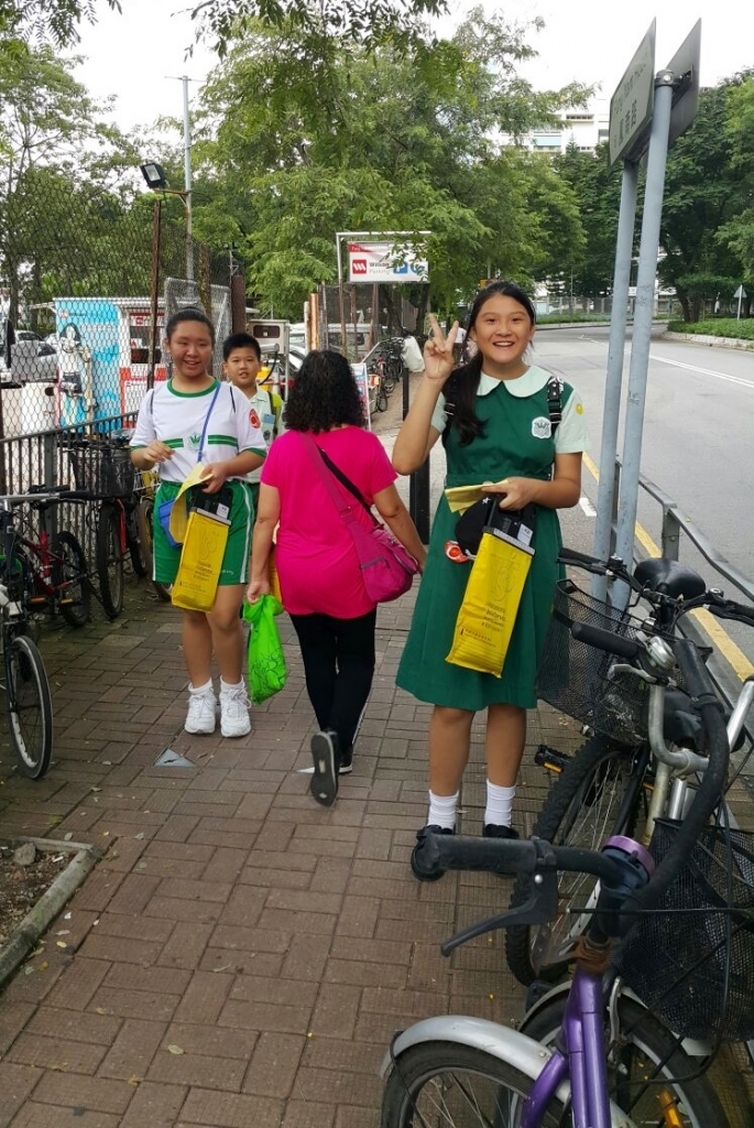 15-16上學期訓育組服務學習賣旗籌款慈善活動 (45).jpg