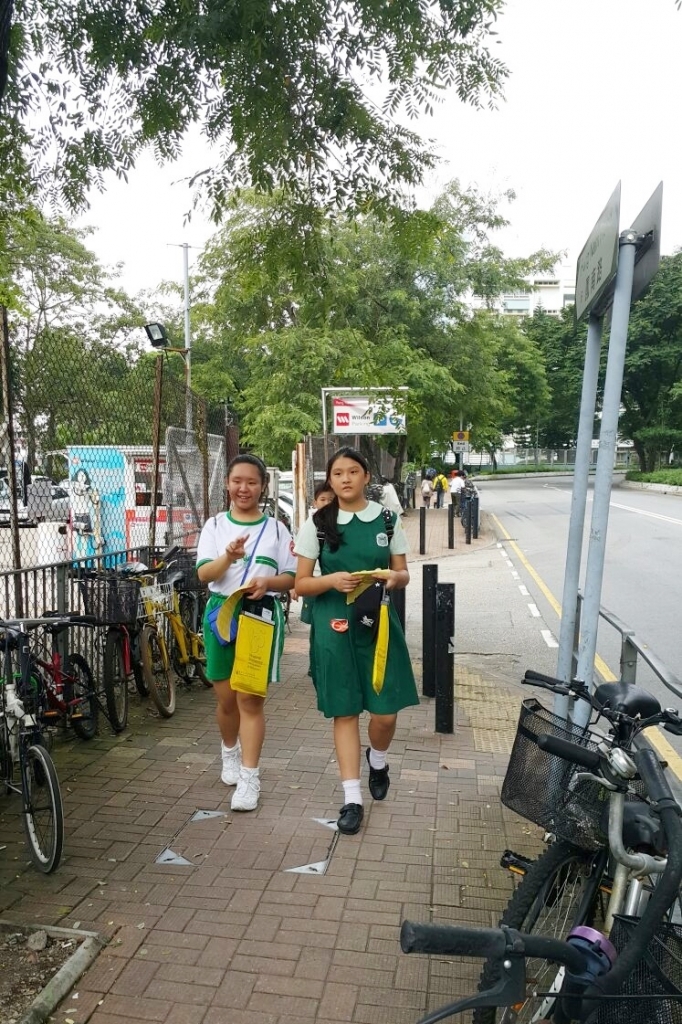 15-16上學期訓育組服務學習賣旗籌款慈善活動 (46).jpg