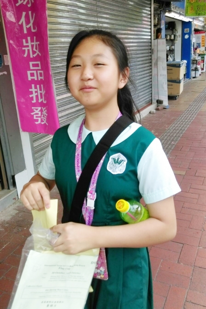 15-16上學期訓育組服務學習賣旗籌款慈善活動 (49).jpg