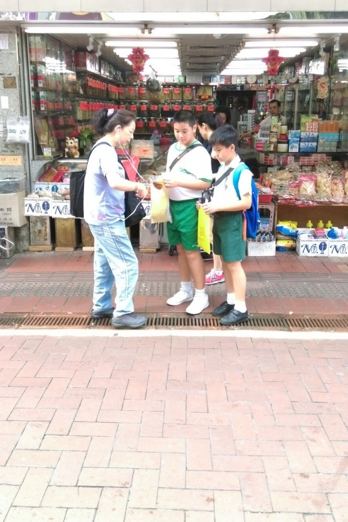 15-16上學期訓育組服務學習賣旗籌款慈善活動 (54).jpg
