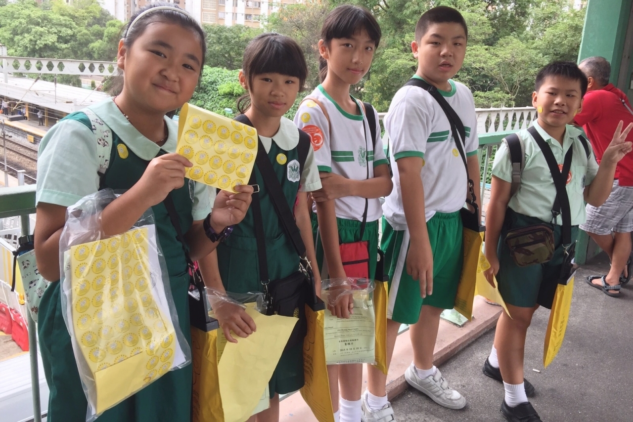 15-16上學期訓育組服務學習賣旗籌款慈善活動 (59).jpg