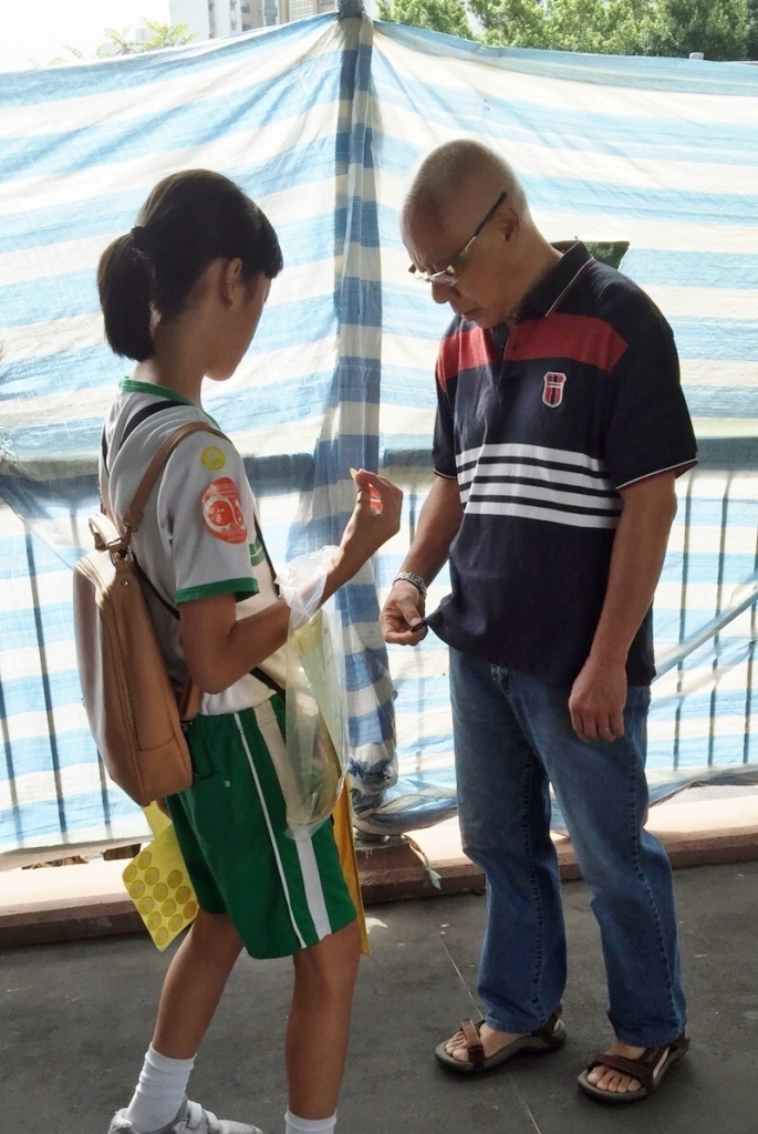 15-16上學期訓育組服務學習賣旗籌款慈善活動 (61).jpg