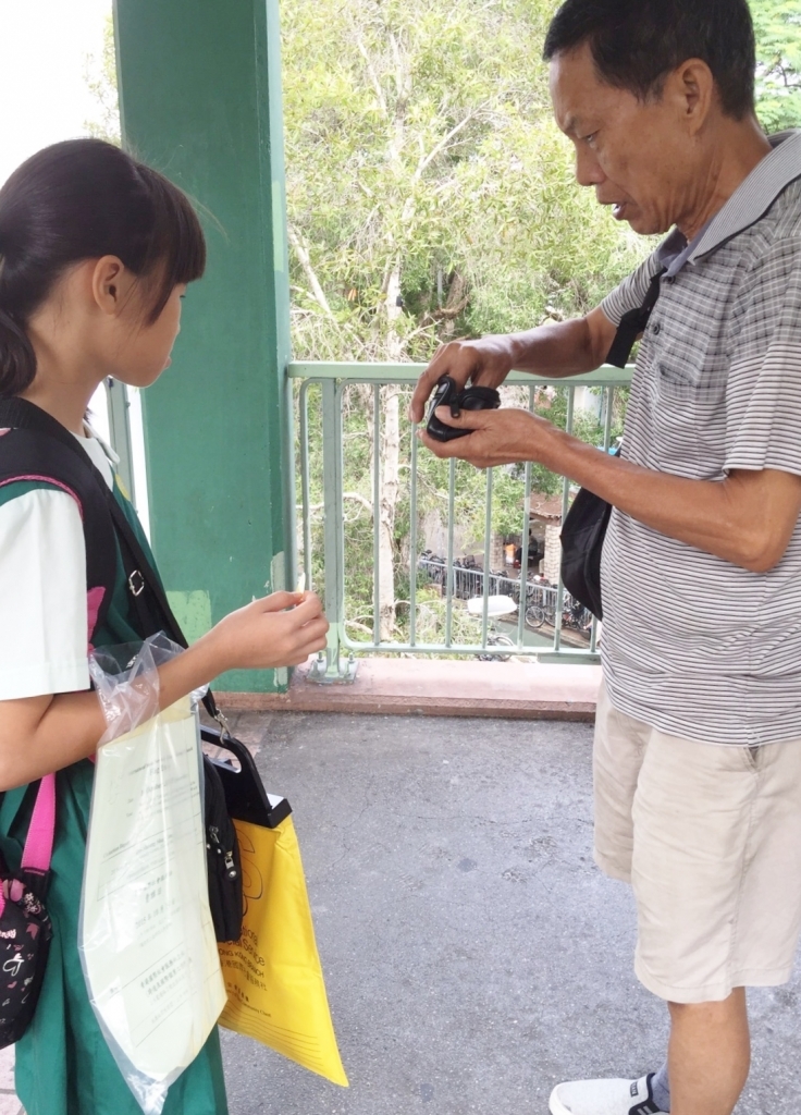 15-16上學期訓育組服務學習賣旗籌款慈善活動 (64).jpg