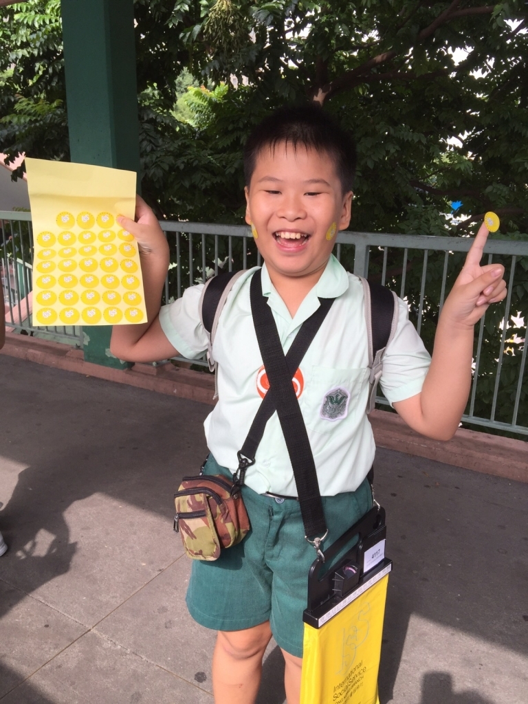 15-16上學期訓育組服務學習賣旗籌款慈善活動 (67).jpg