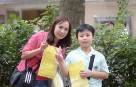 15-16上學期訓育組服務學習賣旗籌款慈善活動 (22).JPG