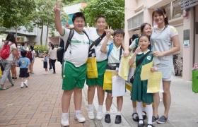 15-16上學期訓育組服務學習賣旗籌款慈善活動 (30).JPG