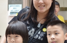 15-16上學期訓育組服務學習賣旗籌款慈善活動 (33).JPG