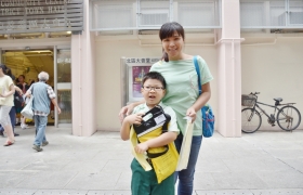 15-16上學期訓育組服務學習賣旗籌款慈善活動 (38).JPG