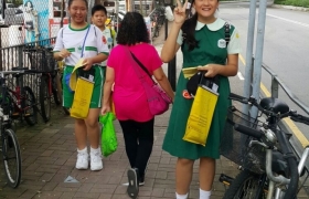 15-16上學期訓育組服務學習賣旗籌款慈善活動 (45).jpg