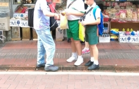 15-16上學期訓育組服務學習賣旗籌款慈善活動 (54).jpg