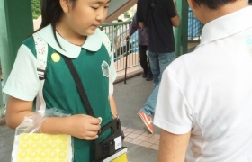 15-16上學期訓育組服務學習賣旗籌款慈善活動 (56).jpg