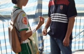 15-16上學期訓育組服務學習賣旗籌款慈善活動 (61).jpg
