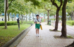 15-16上學期訓育組服務學習賣旗籌款慈善活動 (8).JPG