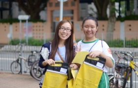 15-16上學期訓育組服務學習賣旗籌款慈善活動 (9).JPG